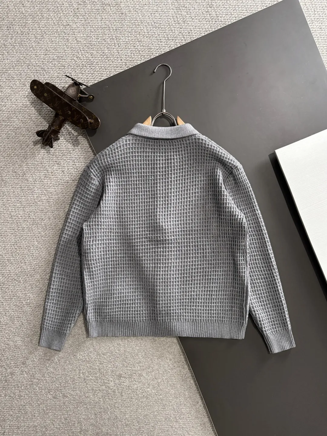 Next day shipping P460 Big Goose 2025 official website latest winter sweater, popular items are on sale at the counter simultaneously! Specially made of wool blended fabric. It feels comfortable and can be directly in contact with the skin. The logo badge is exquisitely embroidered, which is extremely eye-catching! The details highlight the fashionable charm of big brands. Exquisite workmanship. Three-dimensional cutting style. The wearing effect is invincible and handsome! All three standards are complete! Size: M-3XL